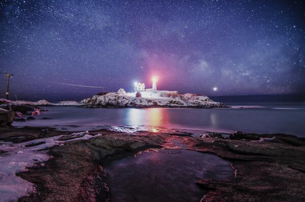 SnapAbove's tweet image. The Milky Way and Venus rising above Nubble Lighthouse in Cape Neddick by Chris Pazolt. #Astrophotography #Astronomy