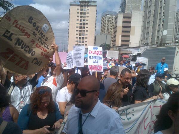 TweetometroVE's tweet photo. RT @JPArocha: En Caracas  #MarchaPorLaPrensa http://t.co/dwuVYp7Qfm