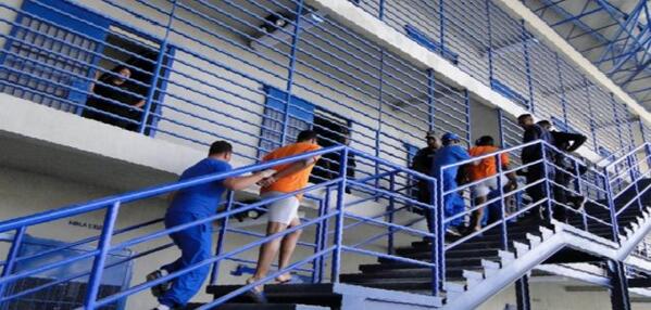 Prisión preventiva para 11 sospechosos de sabotaje en fuga de 'Tierrita' bit.ly/1nrZmnQ