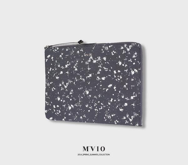 다크 그레이 패브릭 위에 불규칙한 패턴이 감각적인 MVIO 포트폴리오 백. 지퍼 오픈 방식으로, 다양한 IT기기를 편리하고 안전하게 수납할 수 있죠:-) Bag_MK4A9M2044