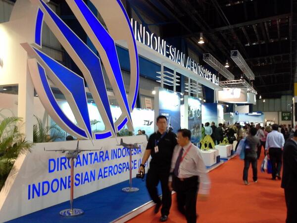 Stan PT Dirgantara Indonesia di Singapore Airshow dibuka hari ini di Changi. Tim Jupiter TNI AU ikut meriahkan acara.