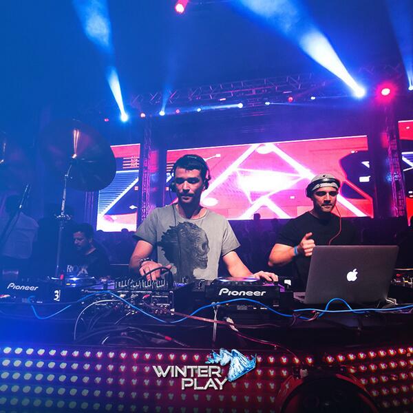 Winter_Play's tweet photo. O @WinterPlay 2013 foi o cenário escolhido pelo @LifeisaLoop para estrearem a nova tour. #melhorfestadobrasil http://t.co/WzDzbm72A3
