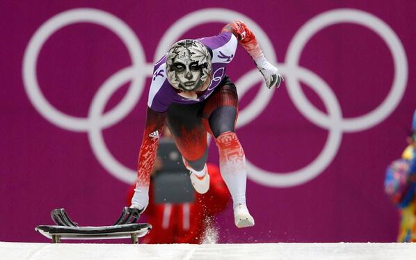 Очень оригинальный шлем канадской скелетонистки Сары Рид. (Fabrizio Bensch/Reuters) #Sochi2014 #Olympics2014