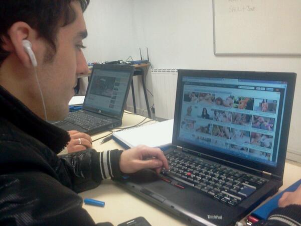 mariaviso93's tweet photo. @AlequixCC viendo los "cuerpos humanos" en clases de atención al cliente... jajajajaaja puto cachurrito :) jajaajajaj http://t.co/KJGR8Uz5se