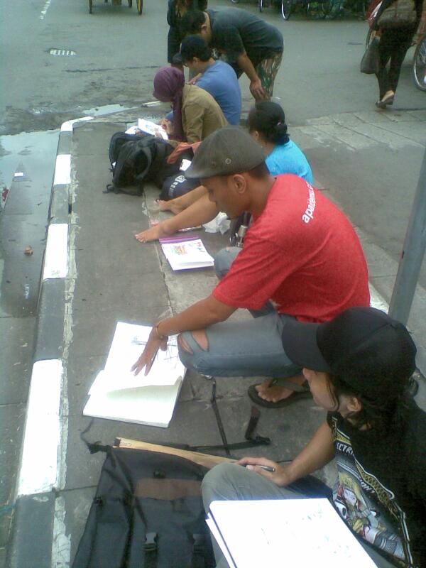 RT <a href="/erickekop/">Erick Eko Pramono</a>: Nyeket berjamaah. Depan gerbang Ketandan. Minggu sore. <a href="/ISJogja/">IS Jogja</a> <a href="/Ind_sketchers/">Indonesia's Sketchers</a> <a href="/sketsa_ku/">#Sketsaku</a>