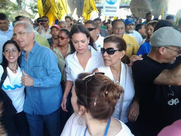 TweetometroVE's tweet photo. RT @SineadSH: @MariaCorinaYA y @alcaldeledezma en la #MarchaPorLaPrensa hacia CADIVI http://t.co/vs9FGcHLea