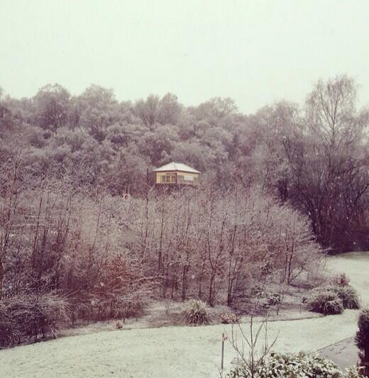 MatthewDThomas_'s tweet photo. Window view this morning, Leek Staffordshire @LUCYITV http://t.co/0kGOcTy64u