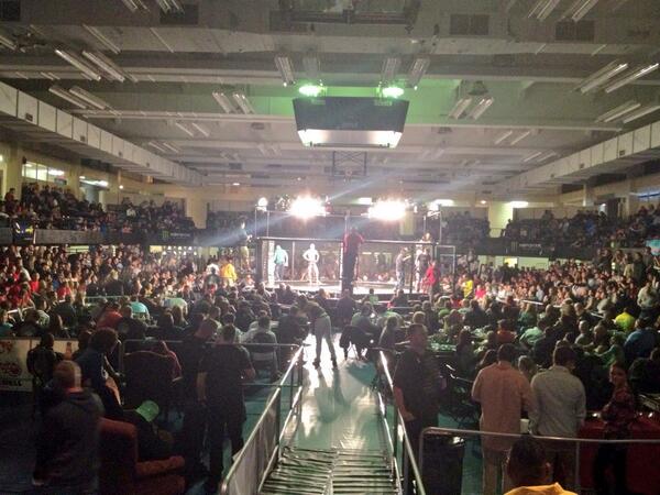 TomBakley's tweet photo. @AXSTVFights @AXSTV @andrewAXSTV Another packed house Sat #FightLab35, I know a lot of people wud choose @FightLab! http://t.co/lkqLCbDQrV