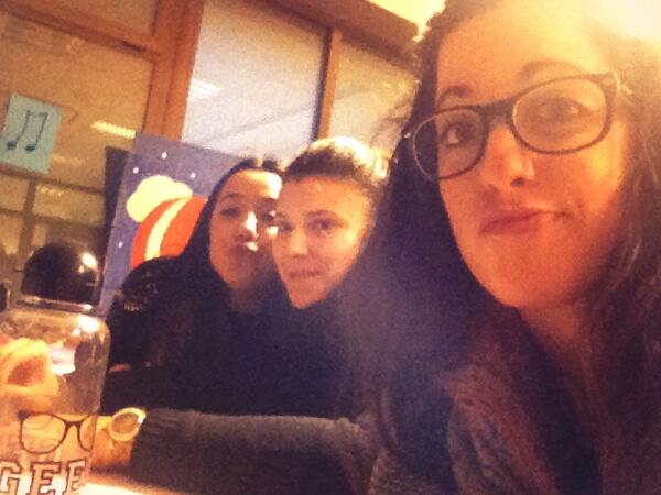 MartaMSaura's tweet photo. Nosotras pasamos las tardes en la Ucam así;  @PatriciaMacas @ElenaFuentesN http://t.co/QYHLnVCDOb
