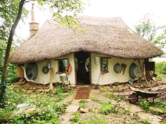 inhabitat's tweet image. A retired teacher built this corn cob house for just $250! bit.ly/1eO4fs0