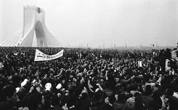 Today, 35 years ago on the streets of Tehran:

#IslamicRevolution #Iran #22Bahman