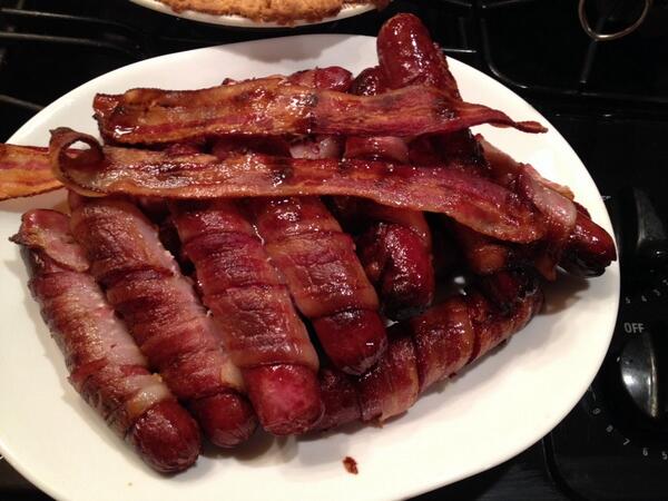 SenorAlanis's tweet image. Bacon wrapped hot dogs for #familydinner  #fatkidproblems #2forme :)