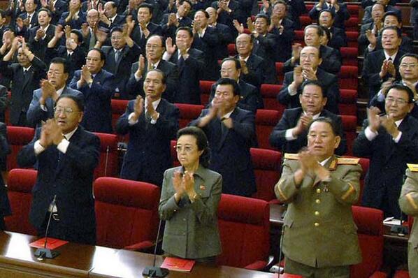yuyudecai's tweet photo. El Falla puesto en pie con la actuación de la Comparsa de Corea del Norte "LOS QUE LE SUDA LA PYONGYANG". Pelotasso http://t.co/y90ASfkLyM