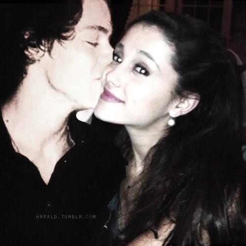 hazzallgdr_'s tweet photo. Kiss 👄 http://t.co/tKBnMvXIMF
