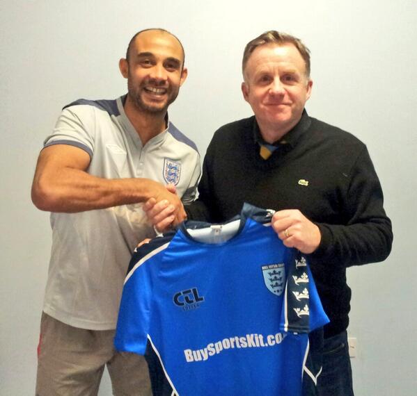 HullFutsalClub's tweet photo. @StreetGames coach of the year @JduffyJoe presents coach @JamieJBE75 with the clubs new kit at the DSC session http://t.co/l3ClaalM5E