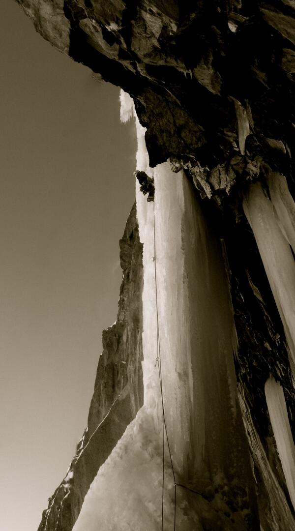 Hard Ice à Cogne. Belle cascade à l’entrée de la vallée de Lillaz. Version glace de la ligne mixte Xfiles. II/6 200m