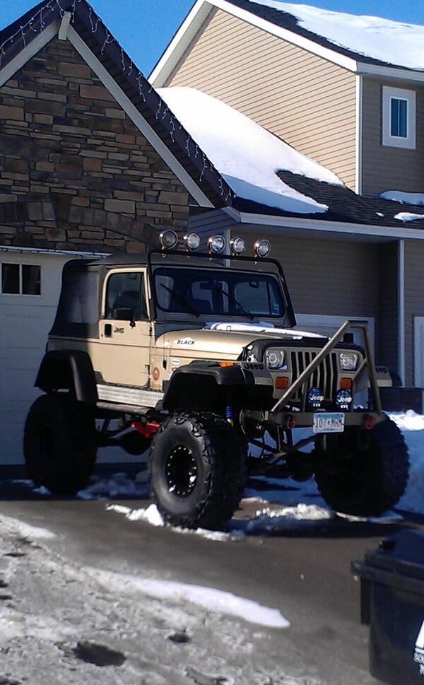 @Jeep_Porn @TruckSlut @_abaquail saw this pretty thang before I burried my truck today ! #iwant #jeeppower