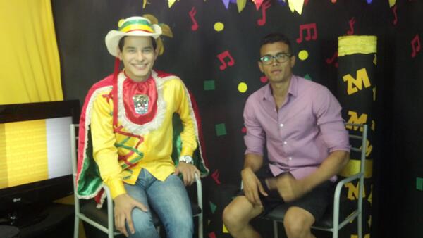 ZonaMetro1's tweet photo. Hoy e nuestros estudios de @zonametro1 @SimancaKevin con @RicardoDeLaRoos bajo la dirección @jeffercu http://t.co/mmfe3q9nIC
