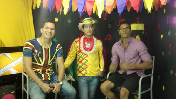 ZonaMetro1's tweet photo. @SimancaKevin y @JunioRadioO en @zonametro1 con @RicardoDeLaRoos bajo la dirección @jeffercu http://t.co/lZdvq6g9aa