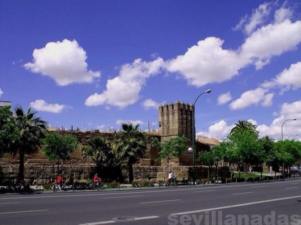 SevillaEstampas's tweet photo. Las nubes juguetean sobre las viejas almenas de las murallas de la Macarena. 

#Sevilla #Sevillahoy http://t.co/U9H7ENuTPz