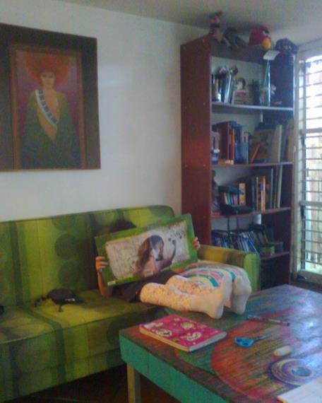 mucharadio's tweet photo. Itzä nuestra primita, zambullida en "Los Lobos de la Pared" de Dave McKean &amp; Neil Gaiman. :) 8D http://t.co/ijAQjcRaMT