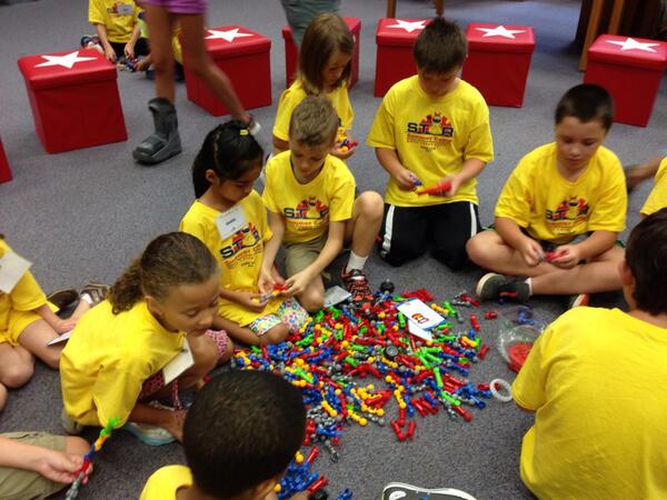 LauraBTRT's tweet image. Makers and Builders in action! #sigml #iste #mobileEDchat #makered