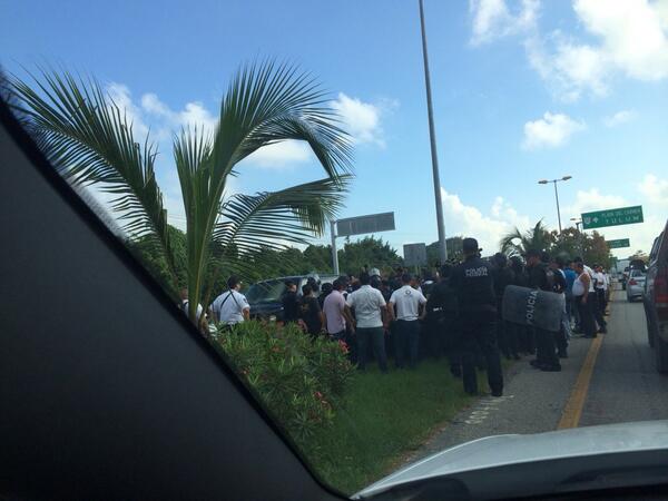 Tyron_75's tweet photo. @VivoEnCancun kilometros de cola en entrada a Cancun desde Playa del Carmen , hay una huelga !!!! http://t.co/4osdC4ejNu