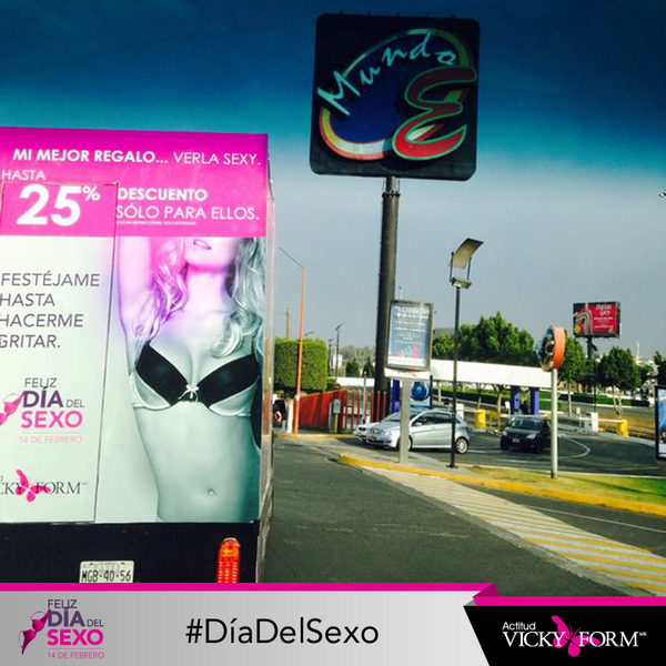 VickyForm_mx's tweet photo. Ya llegue a @PlazaMundoE ¡ven a buscarme! Tómate una foto conmigo y ¡te daré un #KitVickyForm en tienda! http://t.co/U0eIZr4VRt