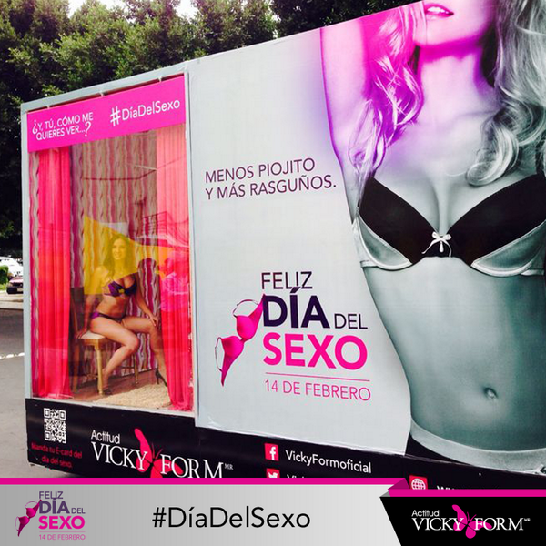 VickyForm_mx's tweet photo. Ya estoy en @PlazaMundoE estaré aquí un ratito conviviendo con toda la gente sexy ¡los espero! #DiaDelSexo http://t.co/E0Q7tbraMj