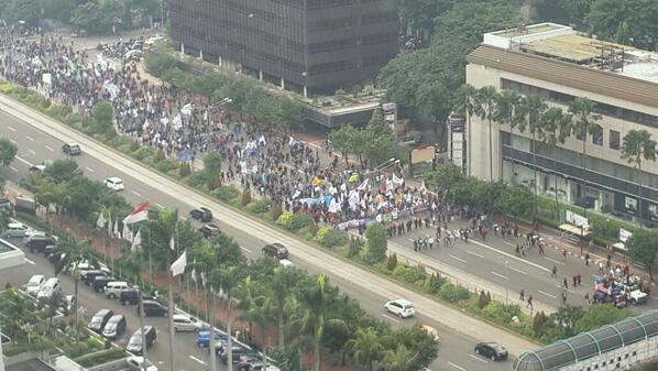 RT <a href="/angga_wisesaa/">Angga Wisesa</a>: Demo again....depan sarinah #JKTP