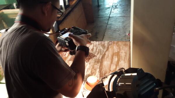 conecamera's tweet photo. @okkyprasetyo behind the canon 1D. food photoshoot for @SinouCoffee. Food stylist @sukaKemayu producer @dee_anggraini http://t.co/cMgmMZlcTR