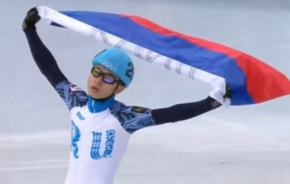 JongShin23's tweet photo. Viktor Ahn rolling the Russian flag to represent Korean Flag!! What a legend we lost.. #TeamKorea #ViktorAhn http://t.co/U7ScI8yvcm