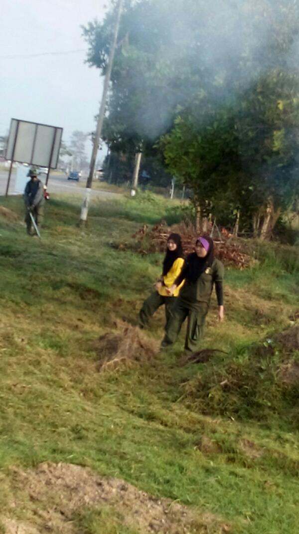 ATUL_NAIM's tweet photo. Anggota RELA Bersih kwasan POR RELA Kg.Bahagia pagi nie..@Romli_KDH @RELA_YAN #Feb12 http://t.co/8k8WEHfRu7
