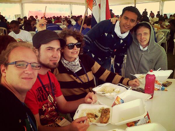 UnMundoMejorRT's tweet photo. sigan a @JuniorVallejo3  nos hizo quedar  en el Festival mundial ! 105 países RT RT 
#Ecuador #Australia #USA http://t.co/C8NkCG7VxU