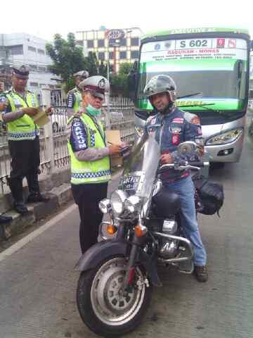 scoophlic's tweet photo. si om ga malu sm atribut ni "@TMCPoldaMetro: Petugas Polri menindak dgn tilang kpd pemotor yg menerobos jalur . http://t.co/zvdbNAC7j0"