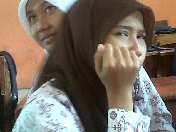 socialone_8's tweet photo. Di kelas lg pd ngelamun :D nigsih sma atun:D http://t.co/E2gluTzymI