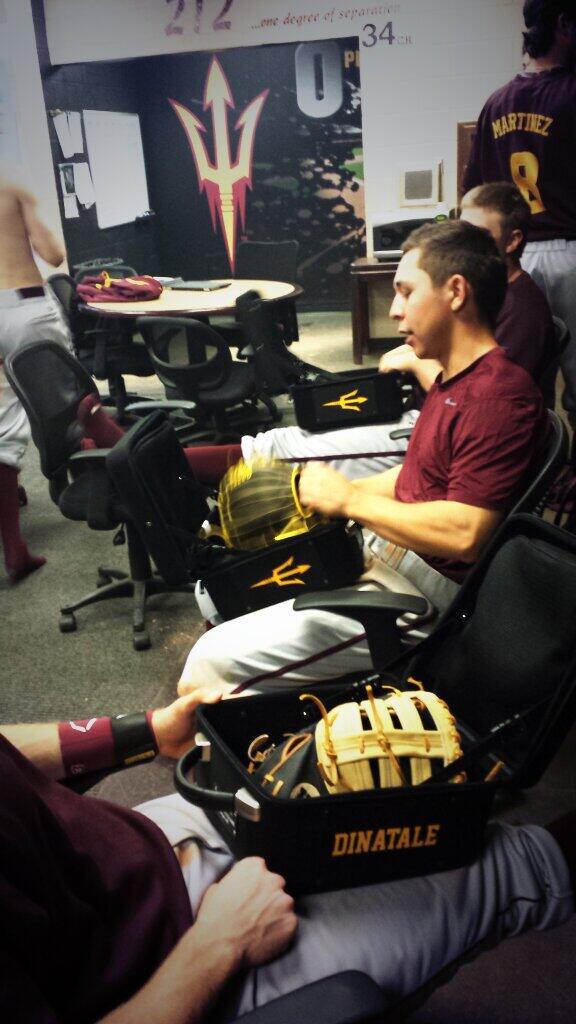EmilioTorrez12's tweet photo. Got caught guarding our game @Gloveboxco @DaltonDiNatale #glovebox #guardyourgame #customglovebox http://t.co/U3O8VYcBu9