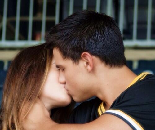 Телочка целуется. Фото парня и девушки. Девушка целует девушку. Страстные поцелуи. Телочка целуется.