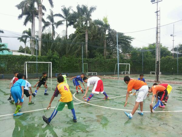 Adik2 CAN pemanasan  sblum bermain futsal