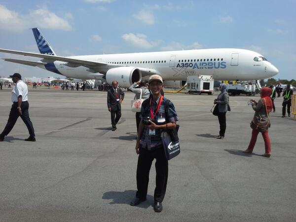 Berfoto dengan primdona Singapore Airshow 2014, Airbus A350 tadi siang. Hari ini pesawat pulang ke Toulouse, Perancis