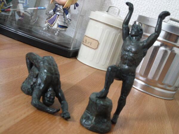kitutaku's tweet photo. 考えない人のガチャを回してきました。めっさシュール(´・ω・｀) http://t.co/3uCQ2kgXfk