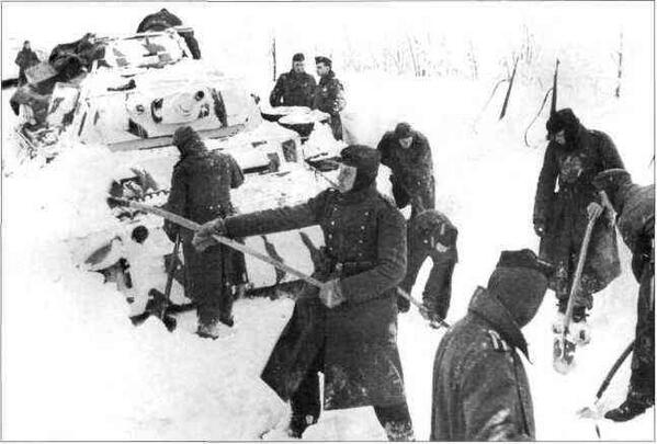 Наступление вермахта на москву. Немецкие солдаты зимой Восточном фронте 1941. Солдаты вермахта под Москвой 1942 зима. Солдаты вермахта зима 1941. Немцы под Москвой 1941.