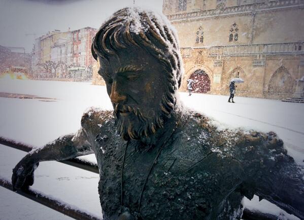 'La nieve de Burgos no frecuenta demasié,
pero nadie sabe muy bien porqué, 
siempre nos pilla a contrapie.' Peregrino