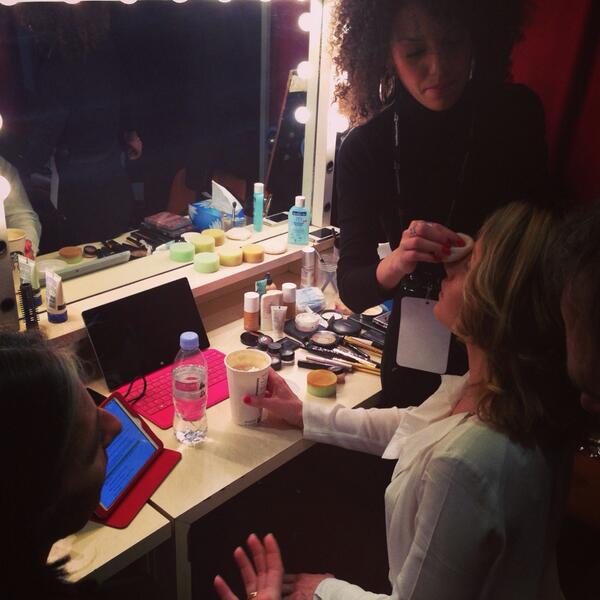 frenchweb's tweet photo. Un peu de maquillage avant l entrée sur scène #mstechdays #techdaystv http://t.co/7bW7NA8vIn