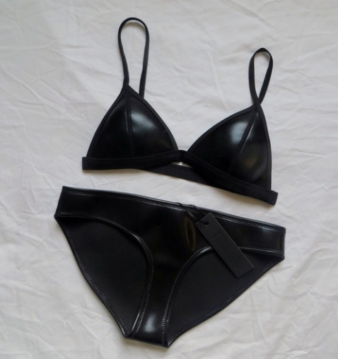 монокини 2023. кожаный купальник. купальник под кожу. кожаный купальник. девушки в кожаных купальниках.