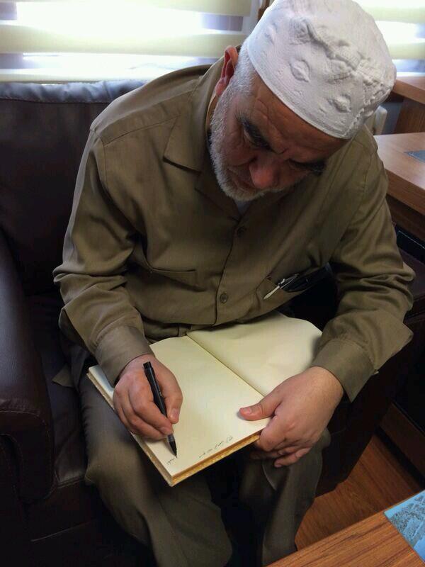 ErbakanVakfi_34's tweet photo. Şeyh Raid Salah Erbakan Vakfı'nda hatıra defterini imzalıyor. http://t.co/VtPgRL7Joz