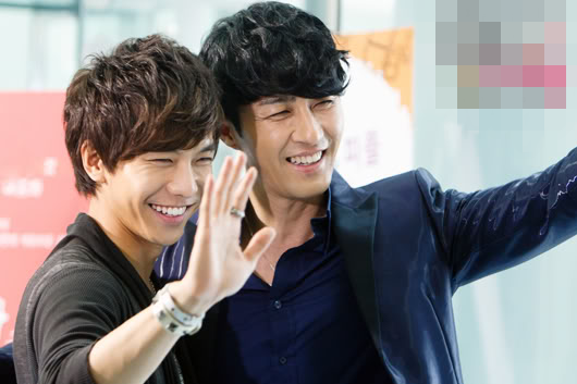 Lee Seung Gi ve Cha Seung Won 'You're Surrounded/Kuşatıldınız' adlı yeni dizide polis rolünde oynayacak.
