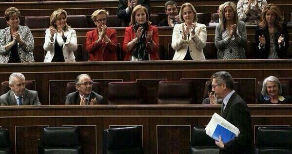 Rie_conmigo_'s tweet photo. La foto mas vergonzosa de la Historia, mujeres aplaudiendo a Gallardon por la Ley contra el Aborto. http://t.co/GszPte9UNG