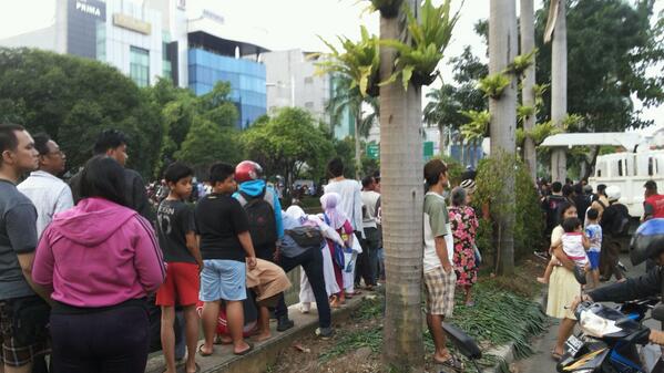 Mobil masuk kali cideng, jalanan macet krn ramai org nonton, hindari tomang-tanah abang @YRFIndonesia <a href="/TMCPoldaMetro/">TMC Polda Metro Jaya</a>