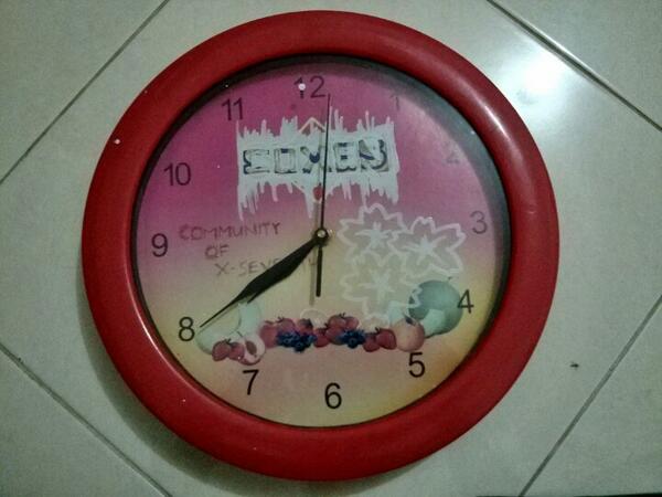 Dan sialnya gw kena "Tour de Jam Kelas" jam ini ternyata masuk ke tas gw -___- kerjaan si hadi nih 😒 rumah gw yg ke3